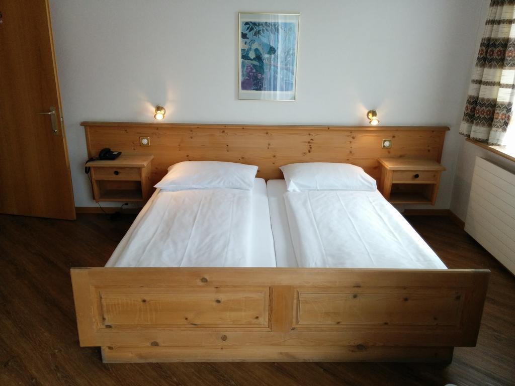Doppel- oder Zweibettzimmer